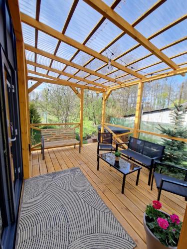 Балкон, Mrozy House 3 - domki na wynajem pod Warszawą (Mrozy House 3 - domki na wynajem pod Warszawa) in Юліанув
