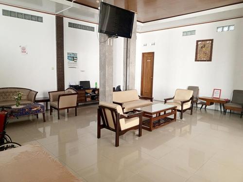 Shared lounge/TV area, Hotel Harmony Syariah Near Alun Alun Temanggung in Temanggung