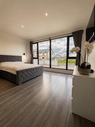 Luxury Deerpark Villa Iconic Rock Views & Outdoor Sauna sleeps 16 Guests in Cashel
