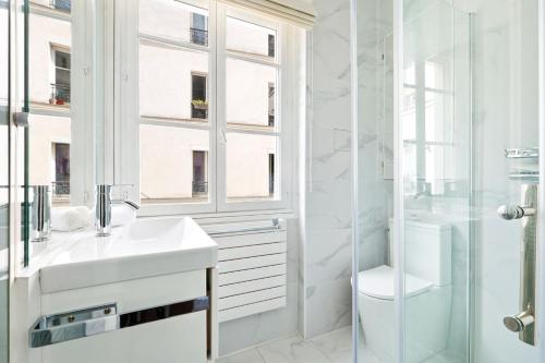 BnBNova - 2BR - Heart of Paris - Le Louvre & Palais Royal - image 3
