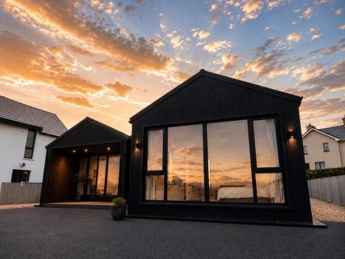 Deerpark semi sleeps 8 with sofa bed & optional extra outdoor sauna in Cashel