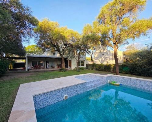 Casa con pileta y parque en barrio cerrado