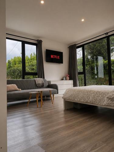 Deerpark semi sleeps 8 with sofa bed & optional extra outdoor sauna in Cashel