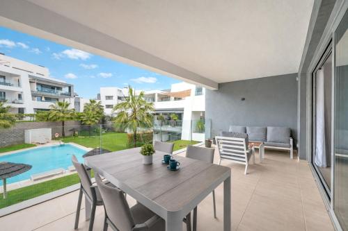 Spacious Garden Apartment With Balcony by Caseo