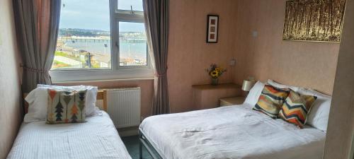 1 double bed, 1 twin bed