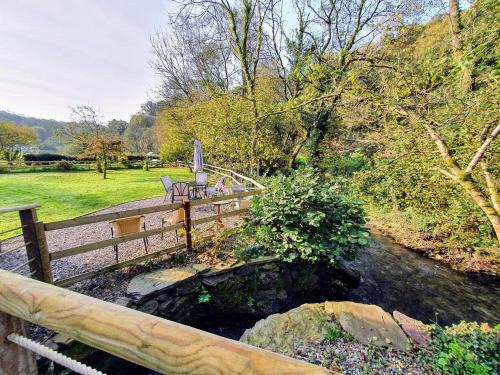 Dārzs, Riverside Cottage in Devon in Shirwell