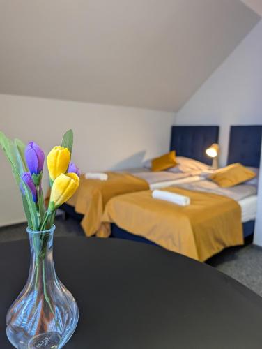 2 twin beds