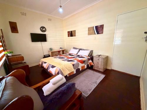 Room 5 mins from RG Mugabe Airport in Harare