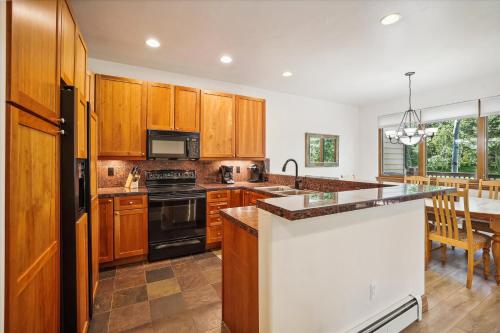 Highland Greens 25 Townhome in Breckenridge with a Private Hot Tub - image 2