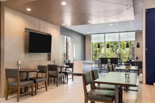 Holiday Inn Express Savannah Gateway By IHG – Savannah, GA