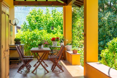 Villetta Camelia with Garden by Wonderful Italy