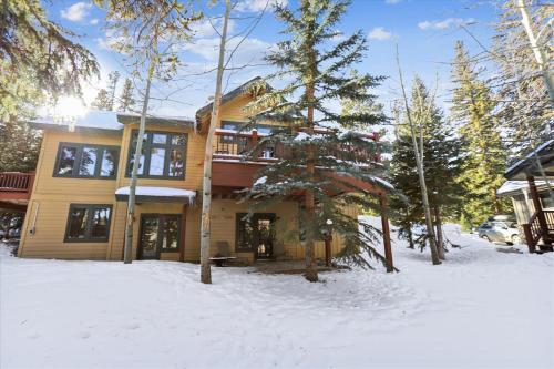 Highwood Hideaway Townhome Peak 8 Location Close to Shuttle and Lifts Hot Tub - image 5