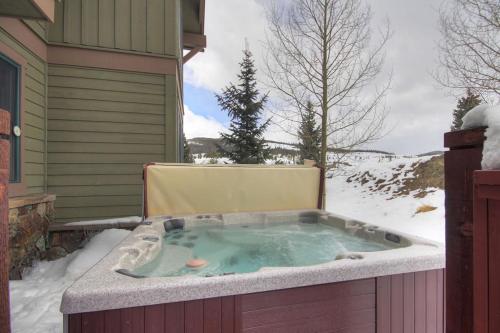 Highland Greens 93, Gorgeous Townhome with Private Hot Tub in Baldy Mountain