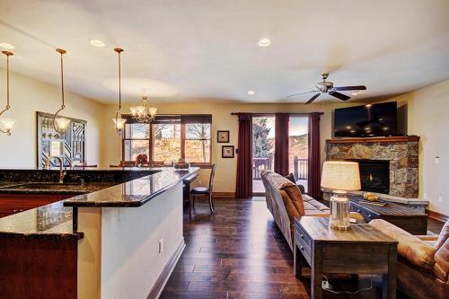 Highland Greens 93, Gorgeous Townhome with Private Hot Tub in Baldy Mountain