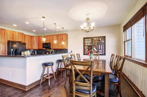 Highland Greens 93, Gorgeous Townhome with Private Hot Tub in Baldy Mountain