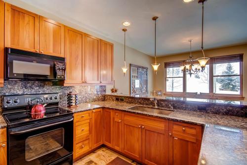 Highland Greens 93, Gorgeous Townhome with Private Hot Tub in Baldy Mountain