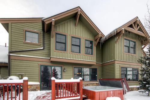 Highland Greens 93, Gorgeous Townhome with Private Hot Tub in Baldy Mountain