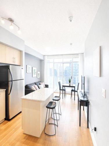 Cozy 1 Bedroom and Den - Sleeps Six - Steps Away from Union Station & ScotiaBank Arena