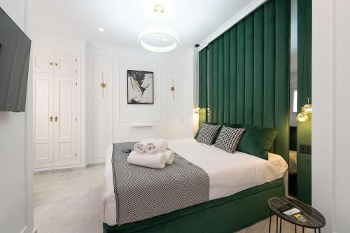 Deluxe Central Old Town Apartment - Tap to explore photos