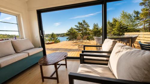 Modern Scandinavian cabin by the sea, calm, private setting, 50m to ocean in Dafto
