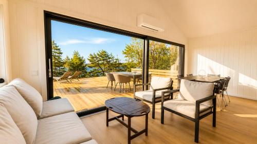 Modern Scandinavian cabin by the sea, calm, private setting, 50m to ocean in Dafto