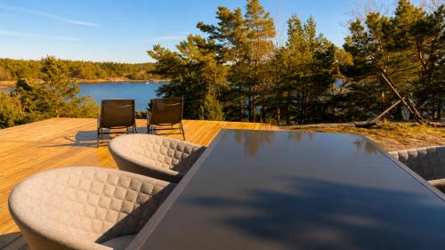 Modern Scandinavian cabin by the sea, calm, private setting, 50m to ocean in Dafto