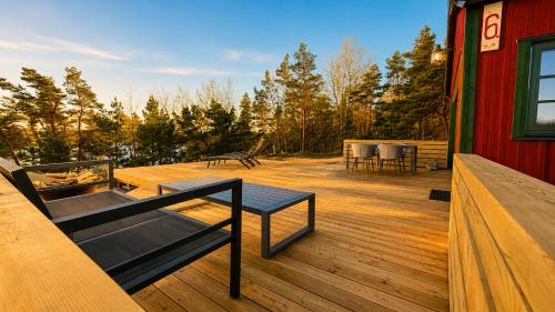 Modern Scandinavian cabin by the sea, calm, private setting, 50m to ocean in Dafto