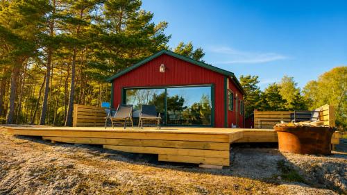 Modern Scandinavian cabin by the sea, calm, private setting, 50m to ocean in Dafto