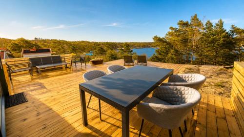 Modern Scandinavian cabin by the sea, calm, private setting, 50m to ocean in Dafto