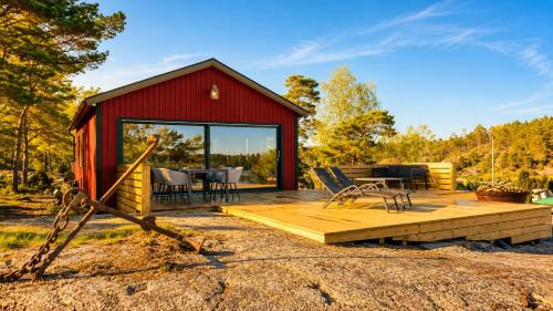 Modern Scandinavian cabin by the sea, calm, private setting, 50m to ocean in Dafto