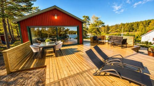 Modern Scandinavian cabin by the sea, calm, private setting, 50m to ocean in Dafto