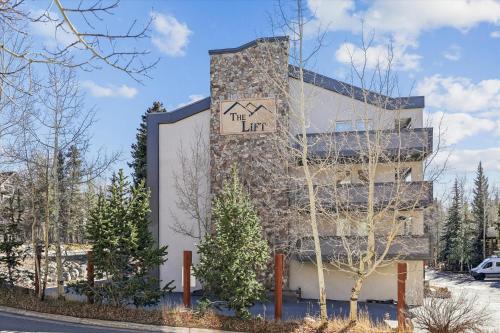 The Lift 301 Great location Shared Amenities New Listing - image 4