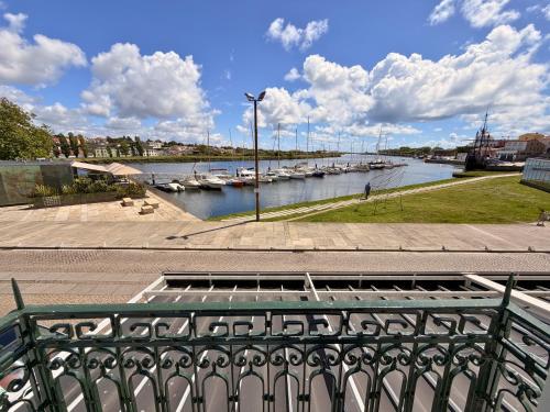 ระเบียง/ชานเรือน, Naval - Marina View Apartments in วิลลา โด คอนเด