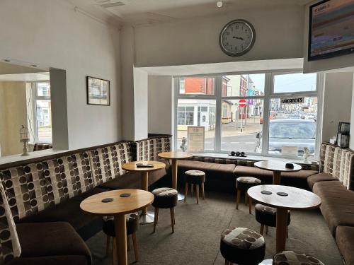 Bar/ Salón, Avari Hotel in Blackpool City Center