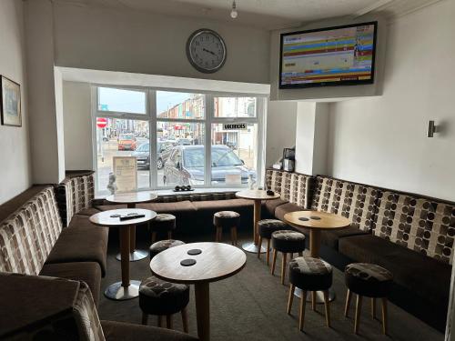 Bar/ Salón, Avari Hotel in Blackpool City Center