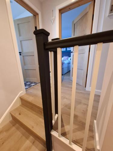 Cosy guest room in a family home with private bathroom and free parking in Corstorphine