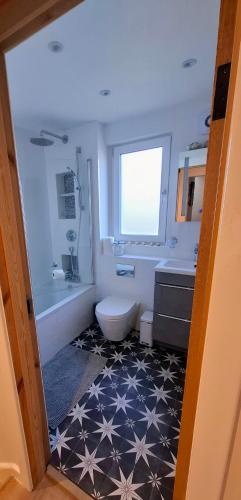 Cosy guest room in a family home with private bathroom and free parking in Corstorphine