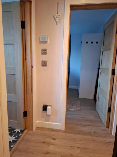 Cosy guest room in a family home with private bathroom and free parking in Corstorphine