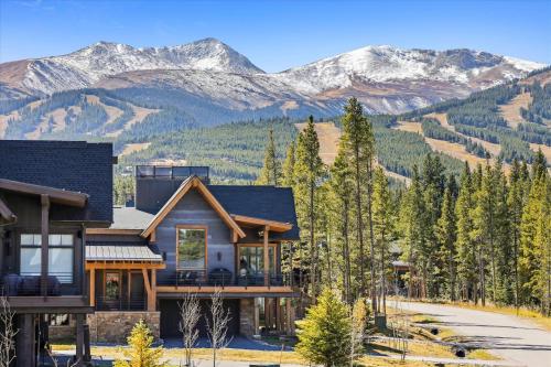 Luxury Breckenridge home with great views, sleeps 10, Outside The Bubble in Historic Downtown