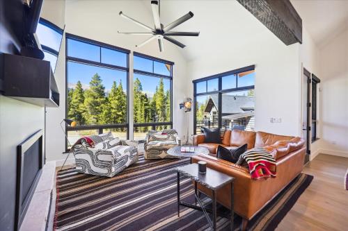 Luxury Breckenridge home with great views, sleeps 10, Outside The Bubble in Historic Downtown