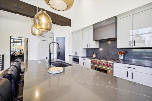Luxury Breckenridge home with great views, sleeps 10, Outside The Bubble in Historic Downtown