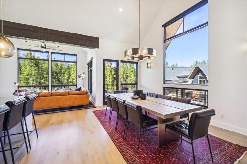 Luxury Breckenridge home with great views, sleeps 10, Outside The Bubble in Historic Downtown