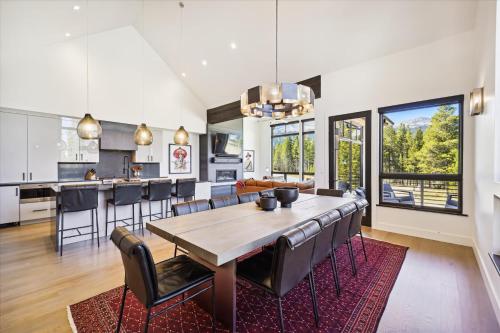 Luxury Breckenridge home with great views, sleeps 10, Outside The Bubble in Historic Downtown