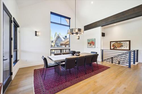 Luxury Breckenridge home with great views, sleeps 10, Outside The Bubble in Historic Downtown