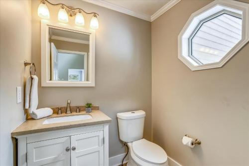 On The Rocks - Spacious Peak 7 Home with Hot Tub and Two Fireplaces - image 4