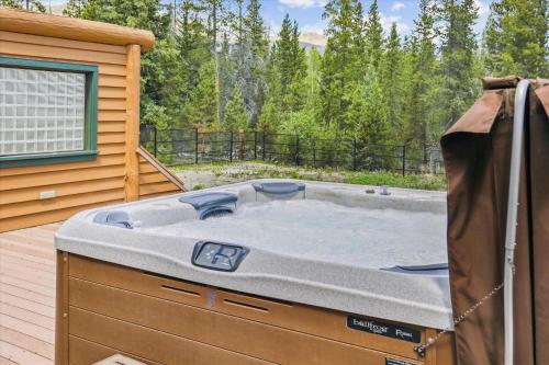 On The Rocks - Spacious Peak 7 Home with Hot Tub and Two Fireplaces - image 5