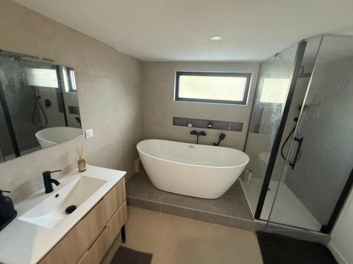 Maison contemporaine cosy proche circuit in Monce-en-Belin