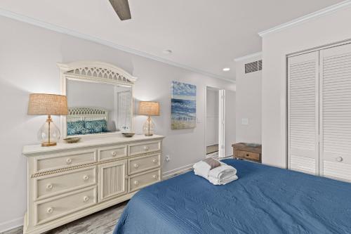 Lagoon Villa 9 - Superb Villa by Pool! Short Walk to Beach in Isle of Palms, USA