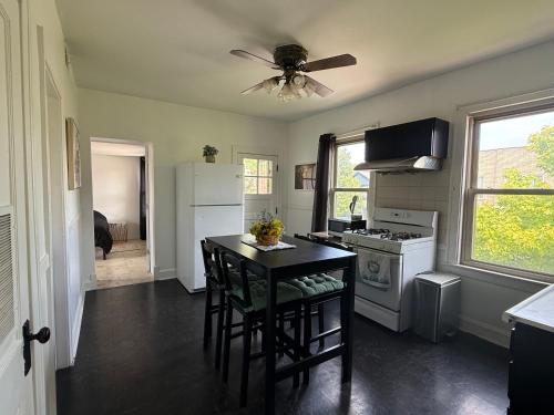 Prime location - Cozy 3bd near downtown! Free parking & fast WiFi! in Bridgeport