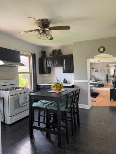 Prime location - Cozy 3bd near downtown! Free parking & fast WiFi! in Bridgeport
